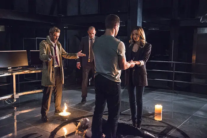 John Constantine rituale per Sara con Oliver Queen e Laurel Lance